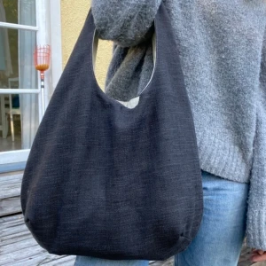 Svart vit väska - Intressekoll denna väska som jag sytt. Alla sömmar är dolda så den går även att vända till vit där den har en ficka med dragkedja. Flera väskor i olika färger kommer säljas på min instagram remadebymaja den 27 september, så följ där för att inte missa 🤍