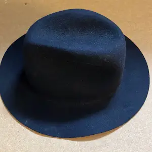 Svartfin hatt. Sparsamt använd