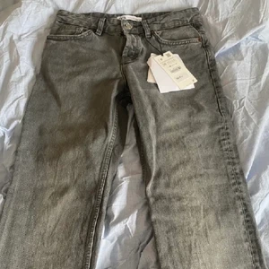 Lågmidjade Jeans - Jättefina lågmidjade strsight jeans från Zara i modellen Unit 03. Jeansen är helt nya och aldrig använda med prislappen på.