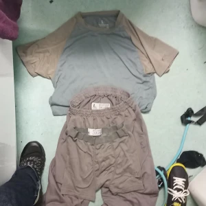 K V KR*MI*A*VÅ*RD*N DSVDV - Dagens fängelsekläder. Byxor, 2 t-shirts, kalsonger fick ja med mig ut. T-shirt finns i både L och XL. L ingår, om inget annat skrivs. Kanon som Pyjamas. Kul till maskeraden, pranka folk med videosamtal/foto, Perfekt till musikvideo inspelning.