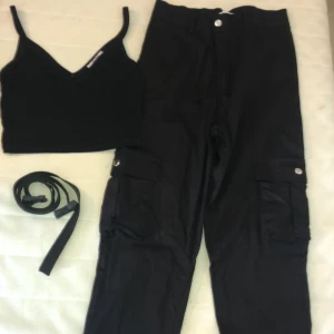 Cargo outfit - Topp/bälte tillsammans med cargo byxor Svart matchade färg. Dm är öppen, ni får gärna föreslå ett pris🙂