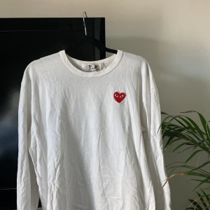 Comme Des Carcons Tröja  - Vit långärmad Play Comme Des Garcons tröja. Passar mig som är en s! pris kan diskuteras, skriv vid intresse☺️