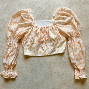 Croppad blommig blus oanvänd - Jättefin långärmad blommig blus med puffärm i strl xs inköpt här på Plick. Inköptes i nyskick och säljes i nyskick. Tyvärr passar den inte mig så jag säljer den vidare! 