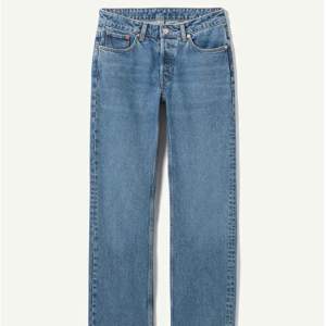 Säljer dessa jeansen från week day, modellen är inte exakt som på bilden eftersom att jag inte hittar dem, men de är low waist och wide. Jag hade rekommenderat någon som är mellan 158-162 lång. Älskar dom men har tyvärr vuxit ur dom. Skriv för mer bilder