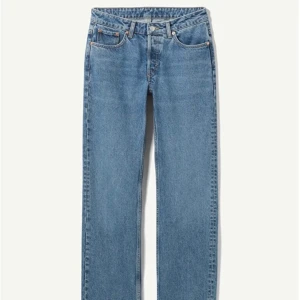 Week day arrow strhaigt low weist jeans  - Säljer dessa jeansen från week day, modellen är inte exakt som på bilden eftersom att jag inte hittar dem, men de är low waist och wide. Jag hade rekommenderat någon som är mellan 158-162 lång. Älskar dom men har tyvärr vuxit ur dom. Skriv för mer bilder