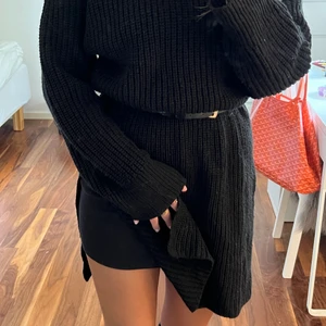 Stickad klänning  - Stickad klänning från Gina. Säljer denna då den ör lite lång för mig. Är 165cm (har en tight klänning under som syns på första bilden) 66kr i frakt som köparen står för💗