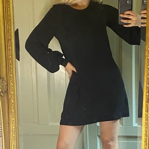 Klänning svart Monki  - Svart klänning från monki, storlek xs. Bekväm klänning med lite puffigare ärmar. Snygg både till fest och vardags. Snygga detaljer runt nacke och handleder med resor som ger en lite mer sportig känsla till det mer classy. 