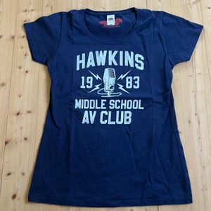 Stranger Things t-shirt - Jag säljer en mörkblå stranger things t-shirt i storlek s. Den har aldrig använts och är i mycket gott skick. 