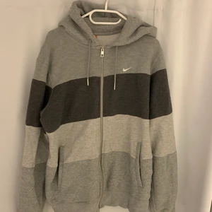 Nike zip hoodie - Nike zip-up i storlek L. Väldigt bra skick, nästan oanvänd. 