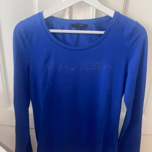 Tommy Hilfiger tröja  - Långärmad fin tröja från Tommy Hilfiger. Jätte fina detaljer. Väldigt bra skick❤️