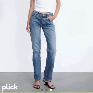 Säljer dessa jättesnygga och populära jeans från zara då de tyvärr blivit för små. Byxorna är i mycket bra skick, priset kan diskuteras 💞⚡️ (köpare står för frakt själv)