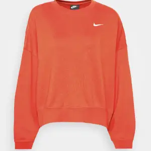Orange collegetröja från Nike. Fint skick men har inte plats i garderoben… 
