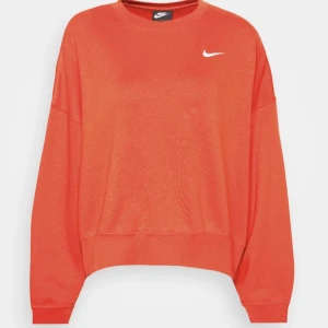 Tröja  - Orange collegetröja från Nike. Fint skick men har inte plats i garderoben… 