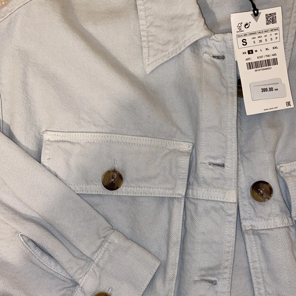 Oanvänd jeansjacka med prislapp från Zara säljes. Har haft jackan i några månader men inte använt den så det är dags att den får en ny ägare😊. Färgen är ljusblå med något grått inslag (syns på sista bilden)😇. Takit.