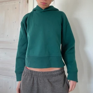 Hoodie - Mossgrön tjocktröja. Aldrig använd. Otroligt mjuk inuti. 