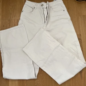 Jeans - Jättefina byxor från Zara. Endast använda några gånger. Fint skick! Färg är ljusbeige/krämvit! Liten i storleken skulle jag säga