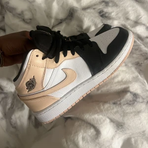 Air Jordan 1 mid ”crimson tint” - Jordans storlek 38, använd Max 5 ggr. Köpt för 2200kr.säljer pga att jag inte använder dem & dem tar onödig plats (Pris kan diskuteras)