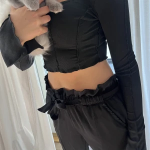 Kostymbyxor  - Snygga kostymbyxor ifrån Rut&cirkle med snörning och slit. Aldrig använda pga för små! Ka bäras böde low och highwaist!