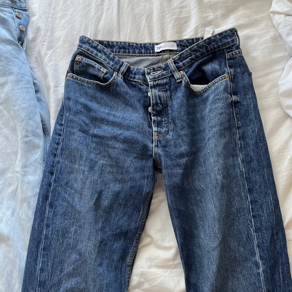 2 par straight low/mid waist jeans. Båda från Zara köpte för 500 kr/ st. TRYCK EJ PÅ KÖP NU! Mörka: stl 40, passar även 38 bra. Ljusa: stl 38. Säljer för 200 kr st eller båda för 350! . Jeans & Byxor.