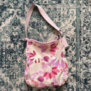 Rosa väska  - Jätte fin rosa väska köpt tidigt 2000-tal. Går att justera längden tre steg (syns på bild 3). Lite smutsig kan skicka närmare bild om de önskas 💗