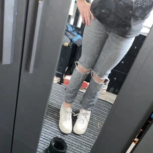  Snygga gråa byxor med hål i  - Dom här byxorna har jag inte haft på mig mer en 5 gånger dom är Egentligen 32 i storlek men har typ Krims lite så nu är de xxs i storlek och det är därför jag vill sälja den