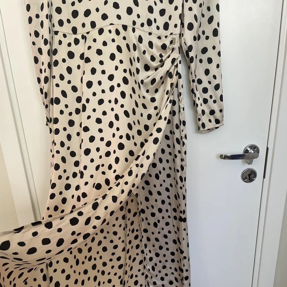 Preloved Reformation Silk Dress  Watercolor Dotted Black Print on Beige Silk  100% Silk  Open Back Slit, Side Front Slit  Excellent Condition. Klänningar.