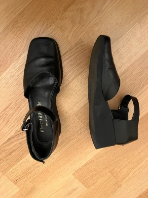 Vintage fyrkantiga skor  - Vintage fyrkantiga skor  Vintage square heel shoes  Storlek 37  med små klackar 