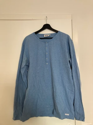 Tröja med knappar  - Tröja från björkvin i superfin blåfärg 🐬 lite nopprig, samt har lite missfärgning på vissa ställen. 