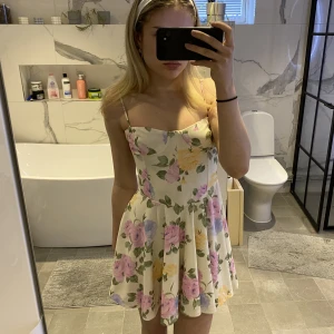 Sommarklänningar  - Superfin kortklänning helt oanvänd, endast testat (obs. Prislapp bortklippt). Passar perfekt till till våren och sommaren!☀️ Har ni någon fråga så är det bara att skriva!💝☺️