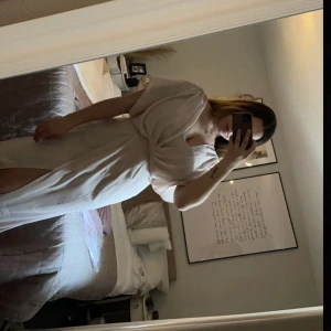 Klänning  -  Använd 1 gång  Har tyvärr ingen bra bild på ryggen men det är knappar till ungefär mitten av ryggen. Vid intresse kan närmare bild skickas 