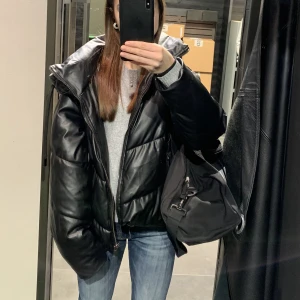 Jacka  - Säljer denna fina jackan då jag köpt en nty. Den är endast använd denna vinter så den är i bra skick! Storlek Xs men passar nog S och M också! Från zara 