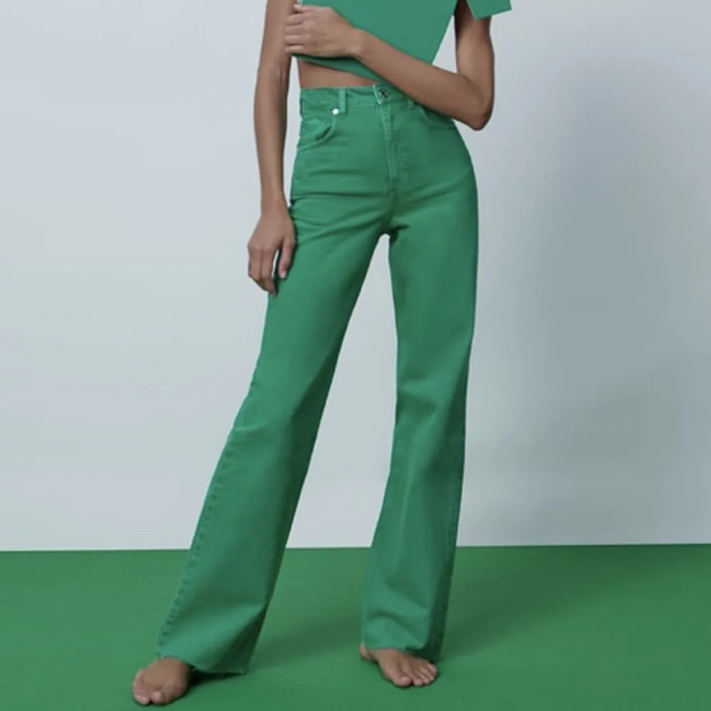 Gröna vida jeans från Zara💚Använda, men i gott skick! Hör av dig vid frågor!🤍🤍. Jeans & Byxor.