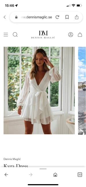 Oanvänd klänning - Säljer nu denna fina klänning som aldrig är använd. Köptes i höstas men har insett nu att den är för liten för mig tyvärr, och därför kan jag inte ha den på min student :( Den är i storleken SMALL och kommer från Dennis Maglic. Köparen står för ev frakt💗