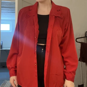 Skjorta - Röd skjorta med spets. Man skulle kunna förklara materialet som silke. Jättefin till sommaren 💕💕