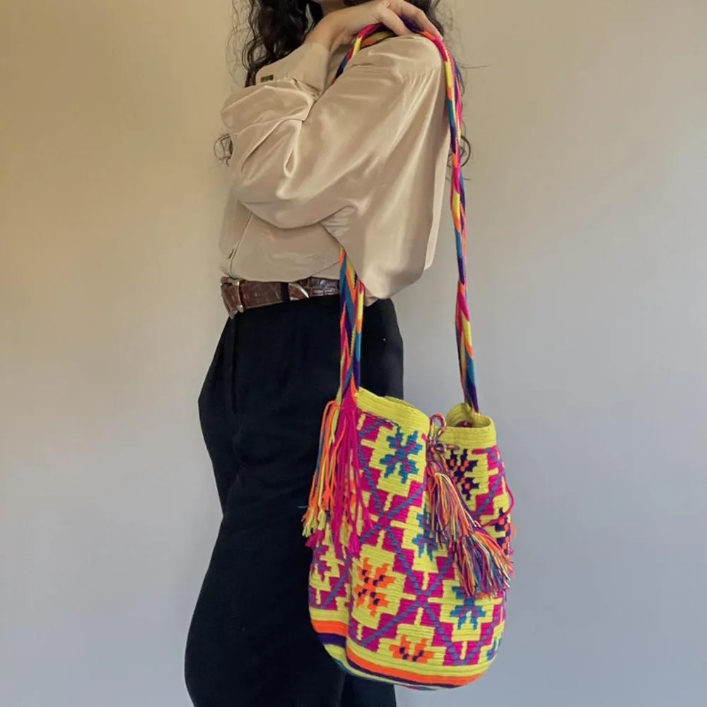 This bag was made in Colombia with colorful threads made of Cotton and Aloe.   Drawstring Closure with Fringed Tassels  30 CM/14 IN Length of Bag (not including Strap) 25 CM/11 IN Width 53 CM/ 20.9 IN Drop. Väskor.