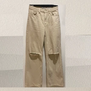 Wide leg Berska jeans - Berskha, strl 38 wide leg med knäslitningar. Knappast använda då jag säljer pga de tyvärr för små för mig! Hoppas du gillar dem :)