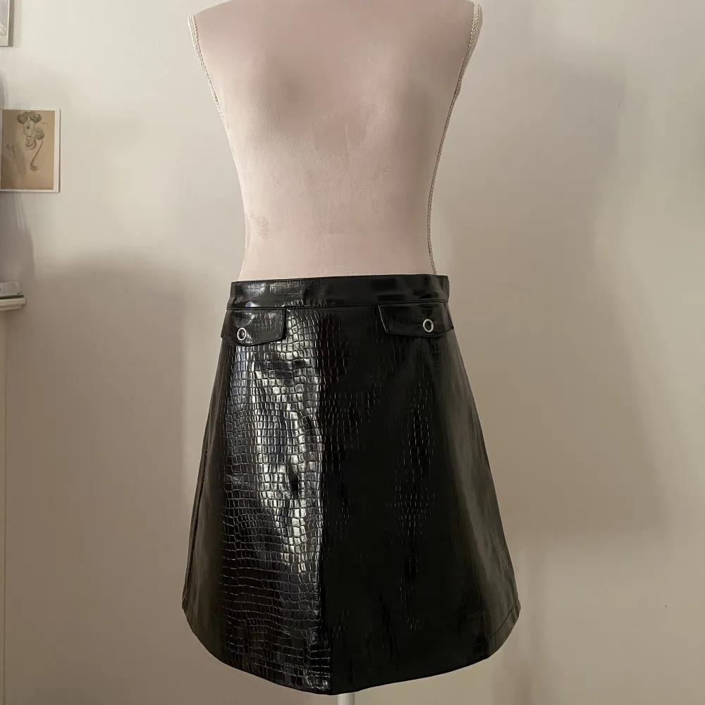 Monki A-line vinyl kjol med dragkedja och två dekorativa fickor . Kjolar.