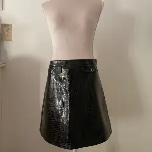 Monki A-line vinyl kjol med dragkedja och två dekorativa fickor 