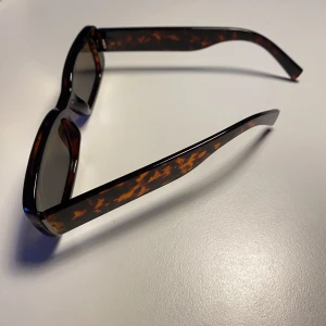 Solglasögon - Bruna och svarta melerade solglasögon i fint skick!