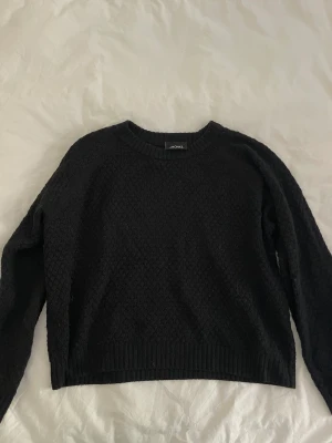 Stickad tröja  - Mönstrad stickad tröja från Monki i svart