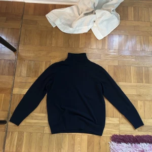 Uniqlo kashmir turtleneck nyskick large herr - Uniqlo kashmir turtleneck i mörkblått, helt oanvänd, inga tecken på skada. Nypris 1700kr. 