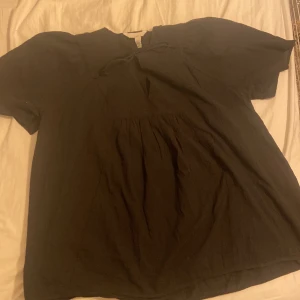 Svart blus - Svart blus använd fåtal gånger, skön och sitter inte tajt💞storlek xs men funkar lika bra för s och m👍🏼pris kan diskuteras 