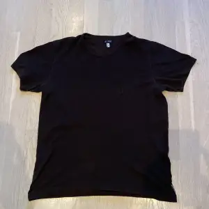 Stickad vintage Brun Armani T-shirt. Den är xl women men jsg är ich 180 och väger 65kg och den sitter bra. 