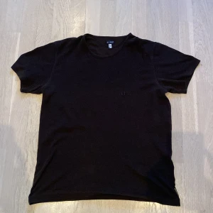 Vintage Armani T-shirt  - Stickad vintage Brun Armani T-shirt. Den är xl women men jsg är ich 180 och väger 65kg och den sitter bra. 