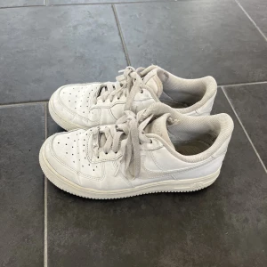 Nike airforce 1 - Väl använda Nike airforce i storlek 37,5 men sitter som 38. Har hål hälarna som man ser på bild 2. Säljer för 100kr