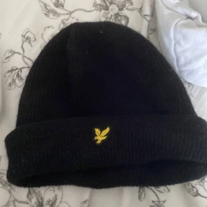 Lyle and scott mössa - Knappt använd och bra skik kostar ny ungefär 350kr 