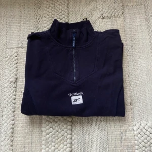 Reebok Half Zip - Skitsnygg vintage half zip från Reebok. Snöring längst ner som man kan dra ihop. Storlek 44, sitter som en M/L. Den är snyggt oversize på mig som är S/XS. 