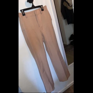 Kostymbyxor - BikBok - Väldigt sparsamt använda kostymbyxor från BikBok i strl 34. Pris kan diskuteras!