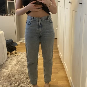 Jeans - Högmidjade jeans. Används inte längre men superfin ljus tvätt! De är stora i storleken runt midjan men lite korta på min som är 168cm💕