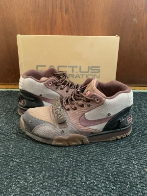 Travis Scott Air Tranier 1 cactus corporation - Tjena, säljer nu mina air trainers pga fel storlek. Skorna är storlek 12 vilket motsvarar 46. Dom sitter mellan 45/46. Hör av dig om du vill ha mer info eller bilder. Priset är 1500kr. 
